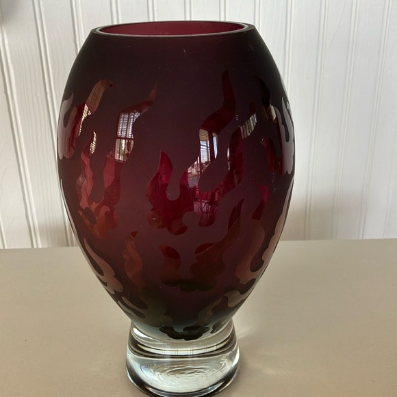 Beautiful Glass Amethyst Heavy Vase With Frosted Detail, Thick Clear Bottom - Picture 11 of 12